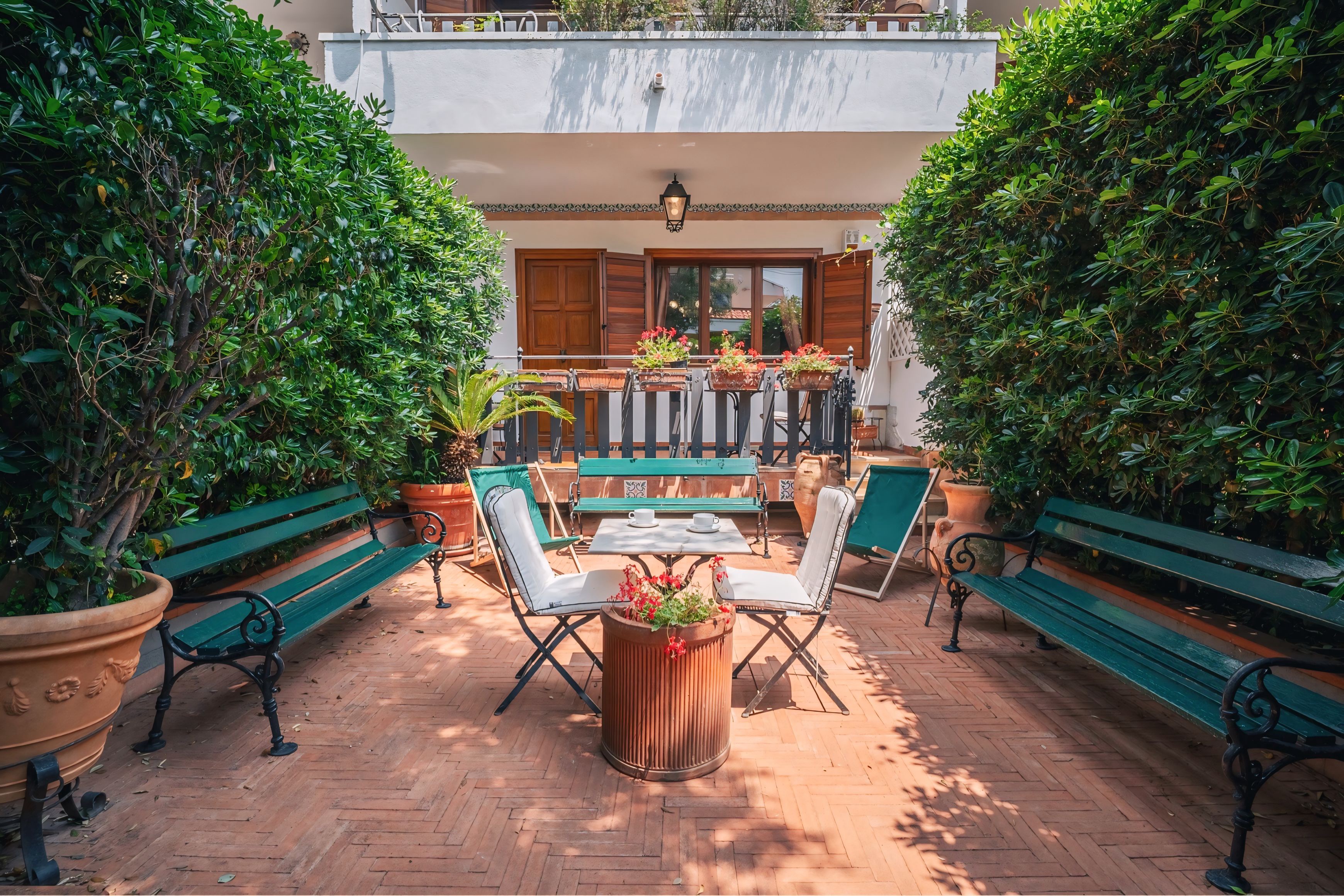 Villa Harmony relax a Mondello, facciata bianca con giardino